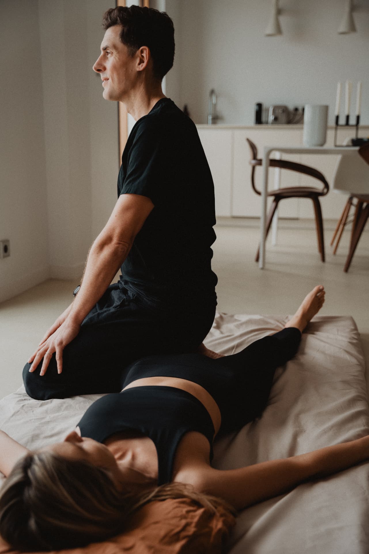 Julien Jacquier attentif pendant une séance de massage dans son cabinet lumineux