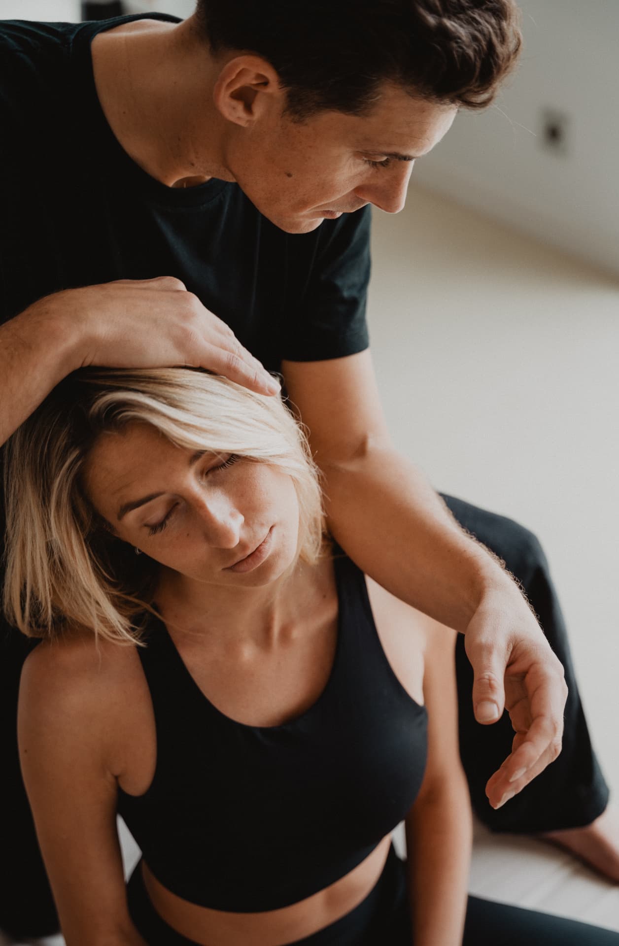 Moment de relaxation pendant un massage doux de la tête et de la nuque
