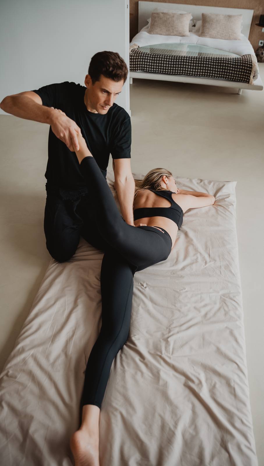 Étirement de la hanche et de la jambe pendant un massage thaï, vu de haut