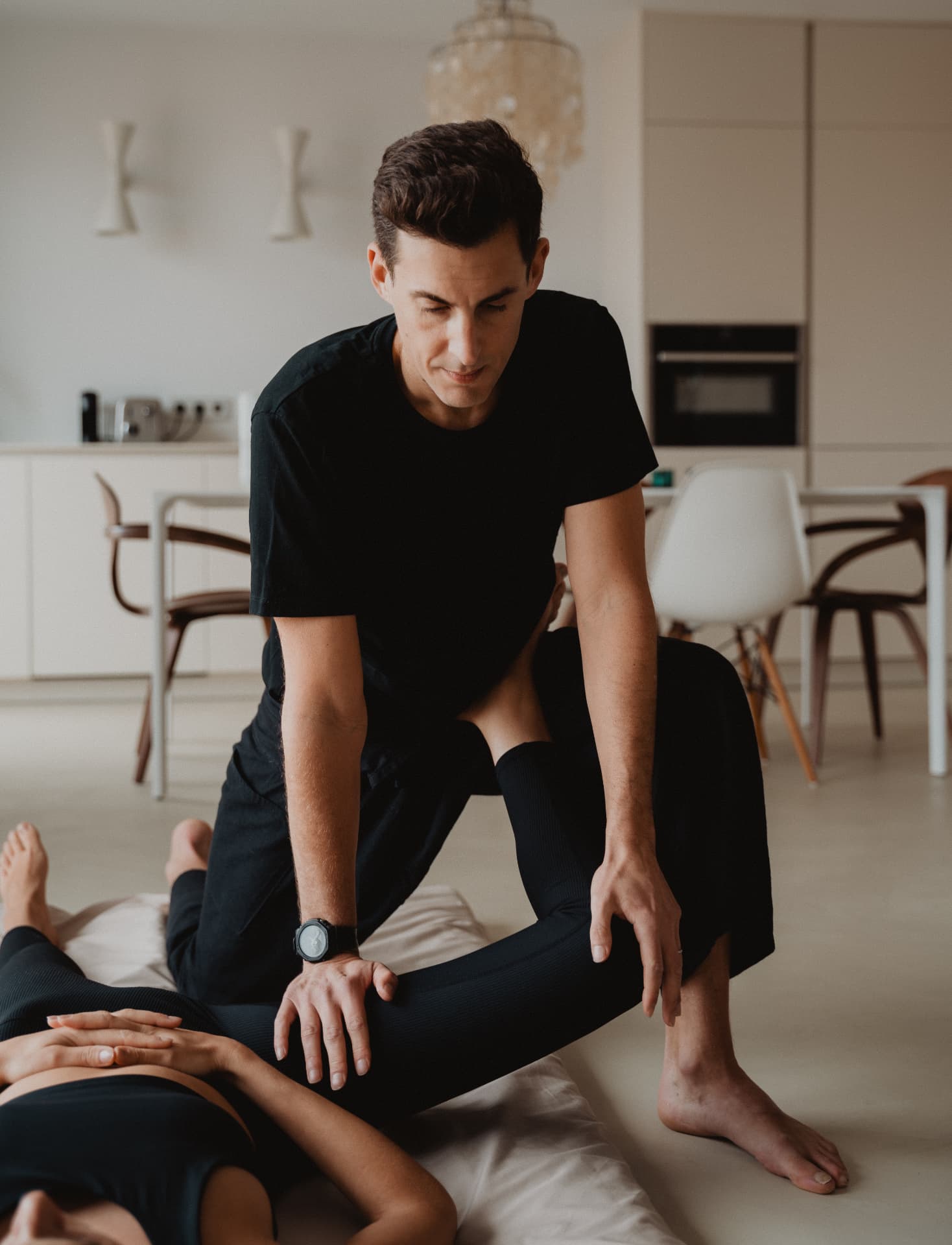 Julien Jacquier accompagne une mobilisation douce de la jambe pendant un massage thaï