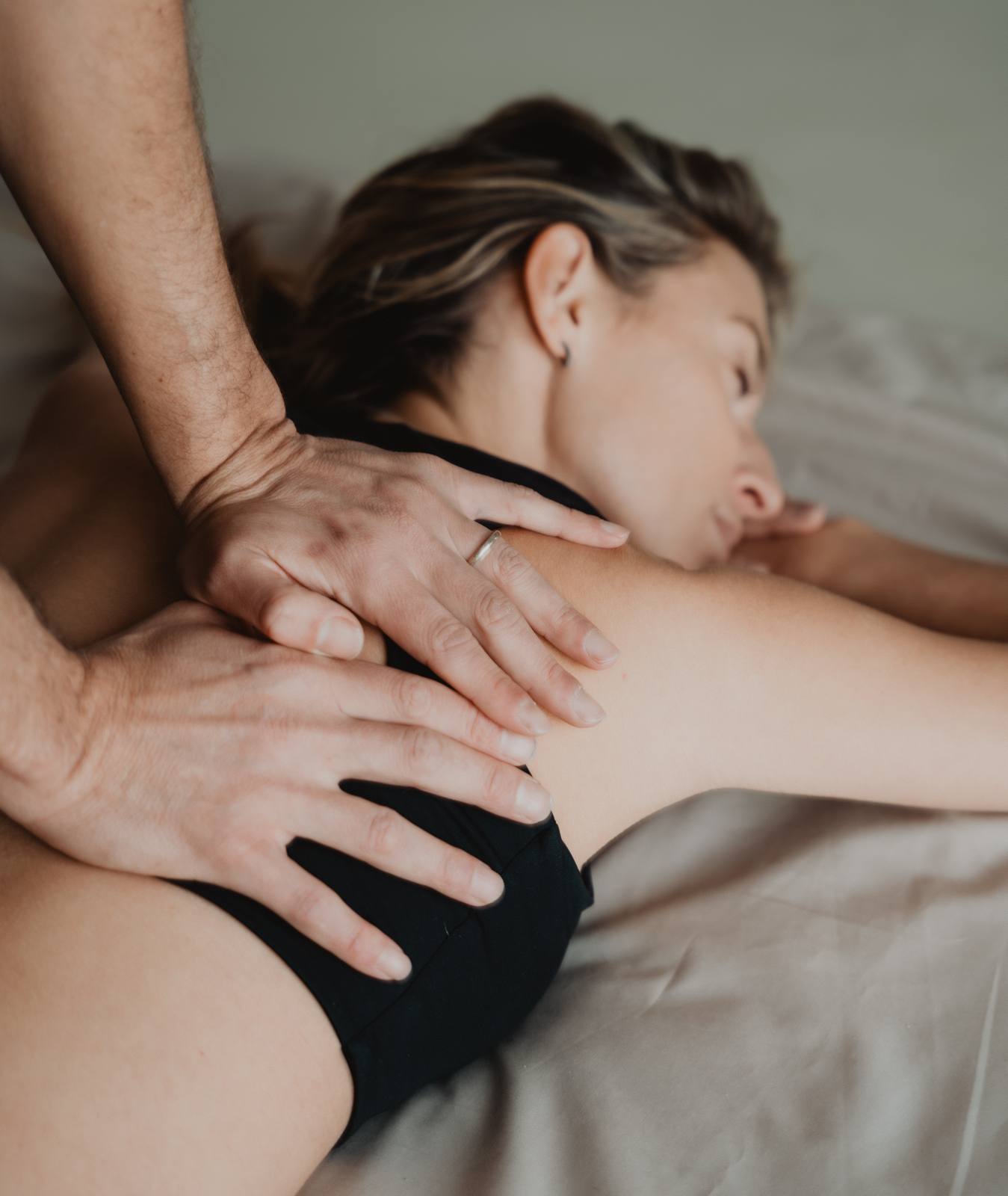 Julien Jacquier applique une pression lente sur le haut du dos pendant un massage thaï au sol